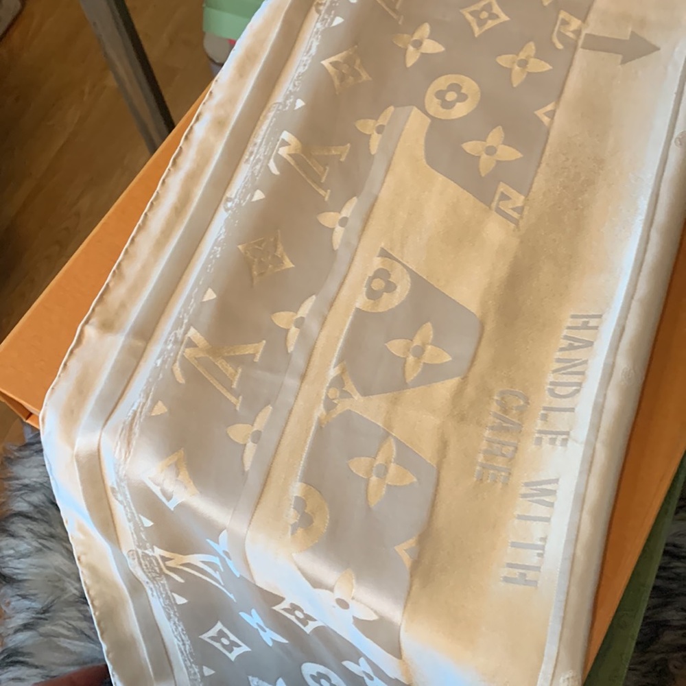 ⚜️LIMITED EDITION⚜️ LV Satin/Silk Scarf